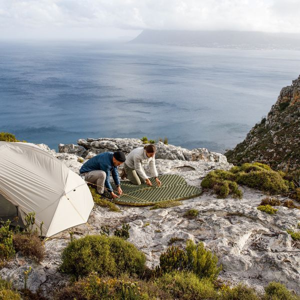 Матрас надувной сверхлегкий Naturehike CNH22DZ018 с мешком для надувания овальный 183 см (Серый)
